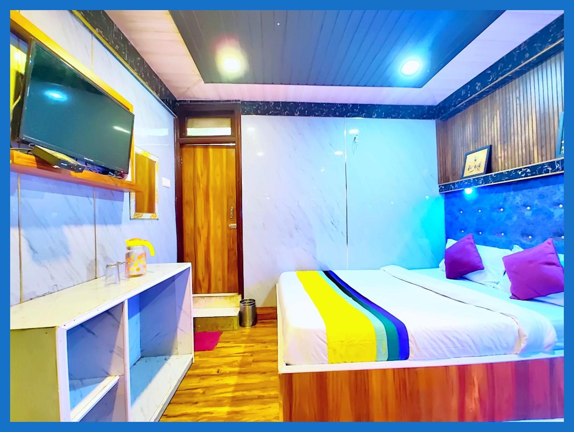 Flattiess ! Hotel Near Mall Road - Open Sitting Area On Terrace With Full Naini Lake View And Mountain Valley View - Wi Fi - Room Service Available - Top Rated Hotel Nainital Ngoại thất bức ảnh